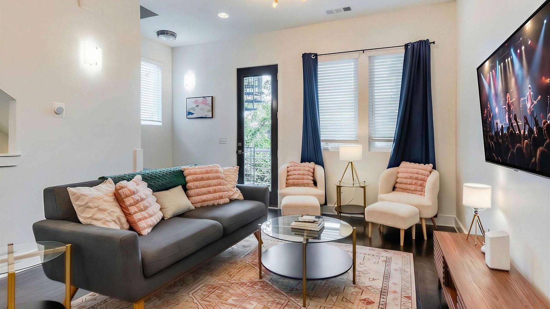 Rooftop Views & Patio Lounge Near Downtown Holiday home