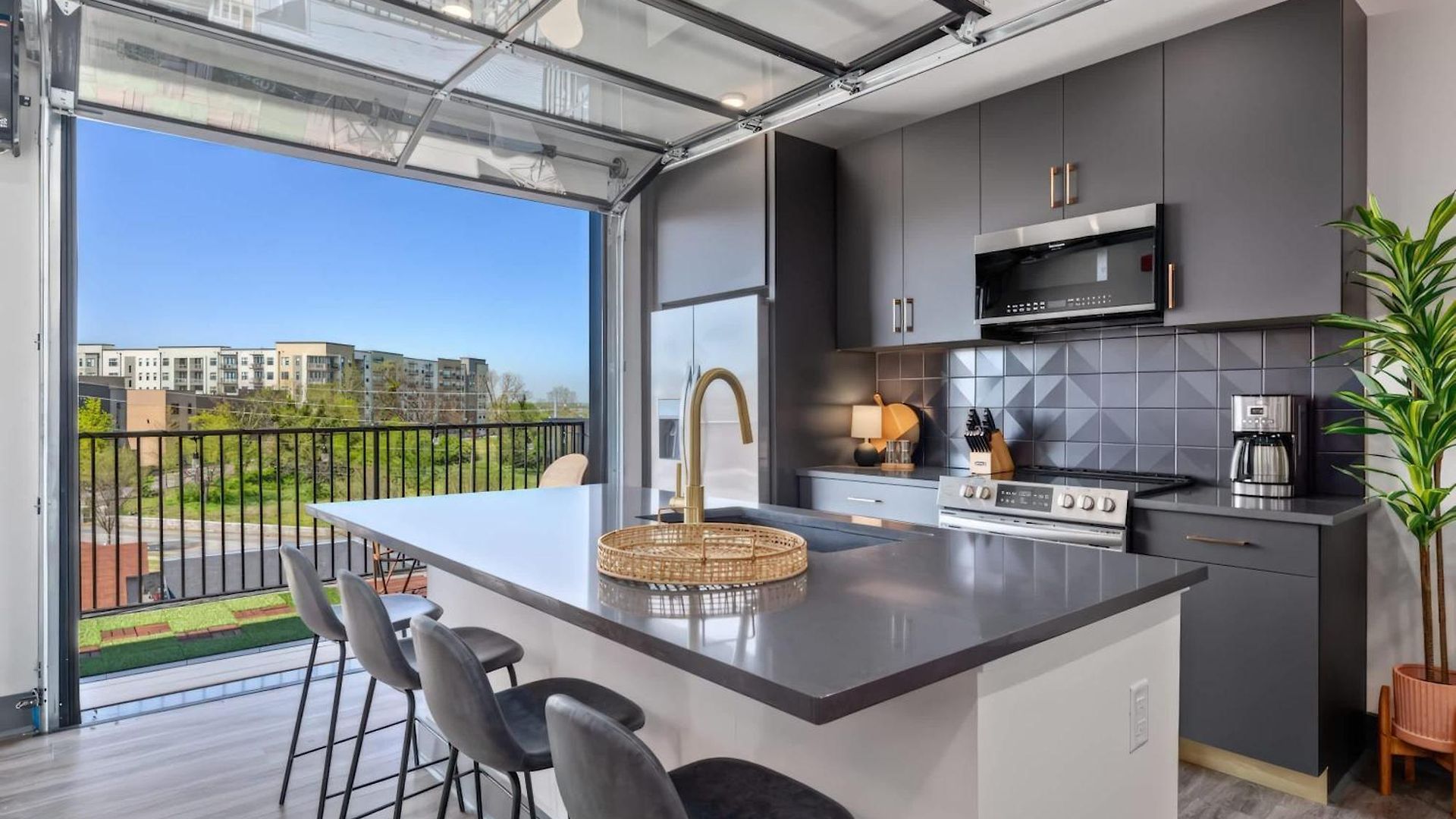 The Penthouse - 3br Rooftop - Downtown *