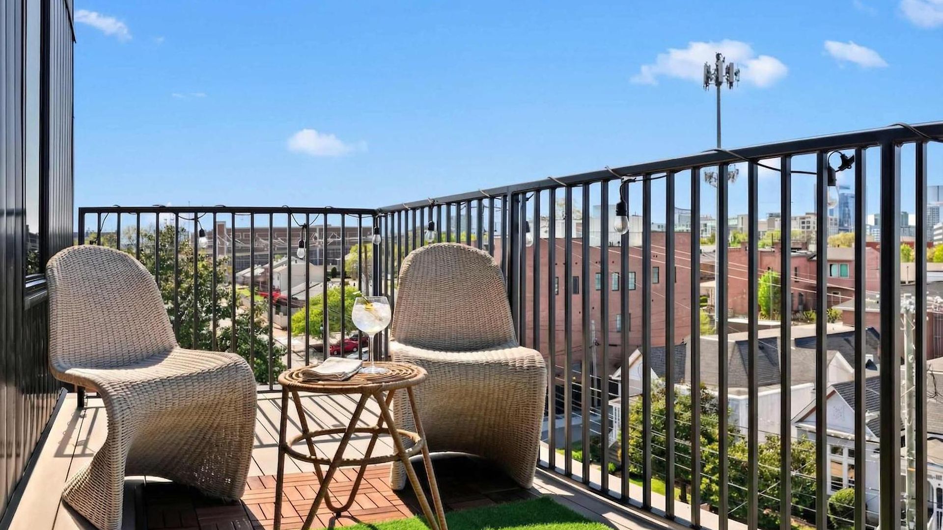 Rooftop Deck & Skyline Views Downtown Penthouse *