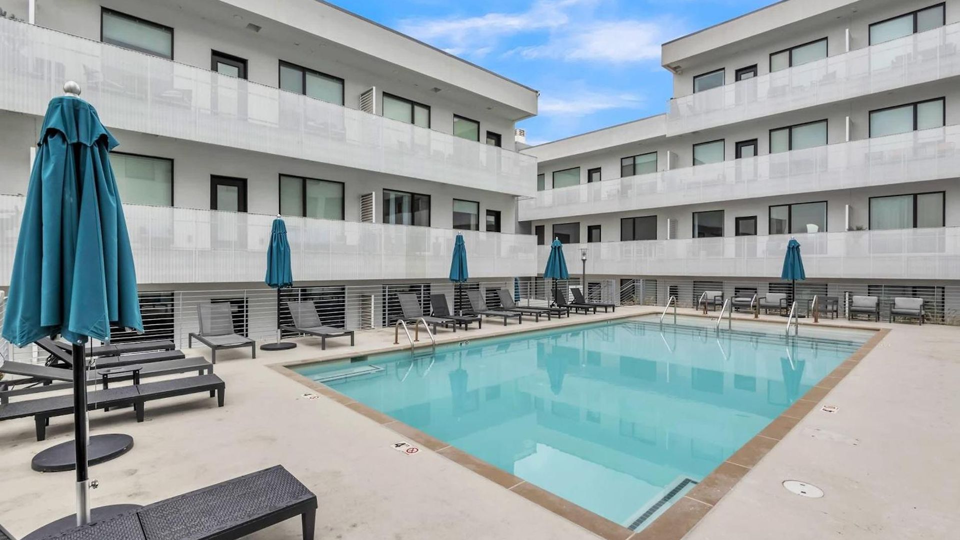 Holiday home Trendy For 4 W Shared Pool Near The Gulch