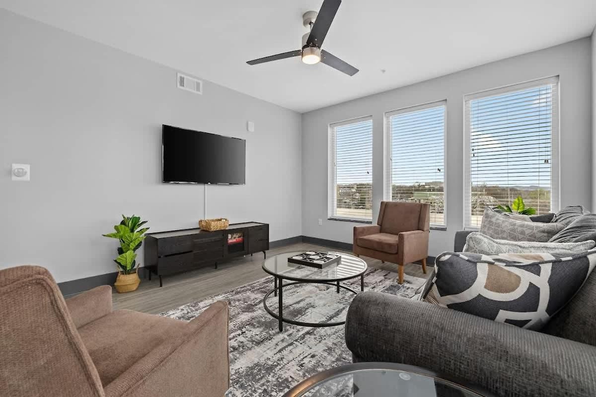 Luxe 2br W Views Near Broadway & Music Row Holiday home Nashville