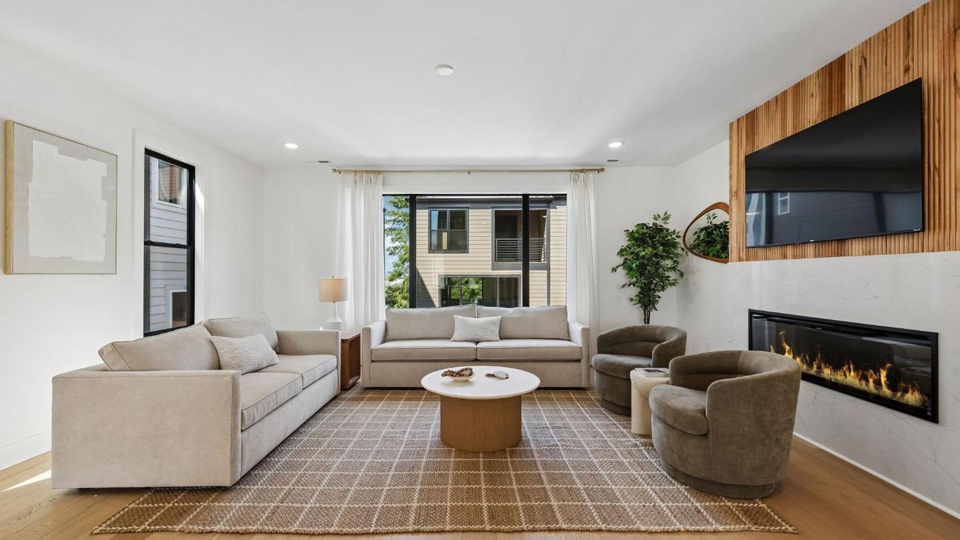 Fancy Townhouse With Rooftop Hot Tub & Fireplace Holiday home
