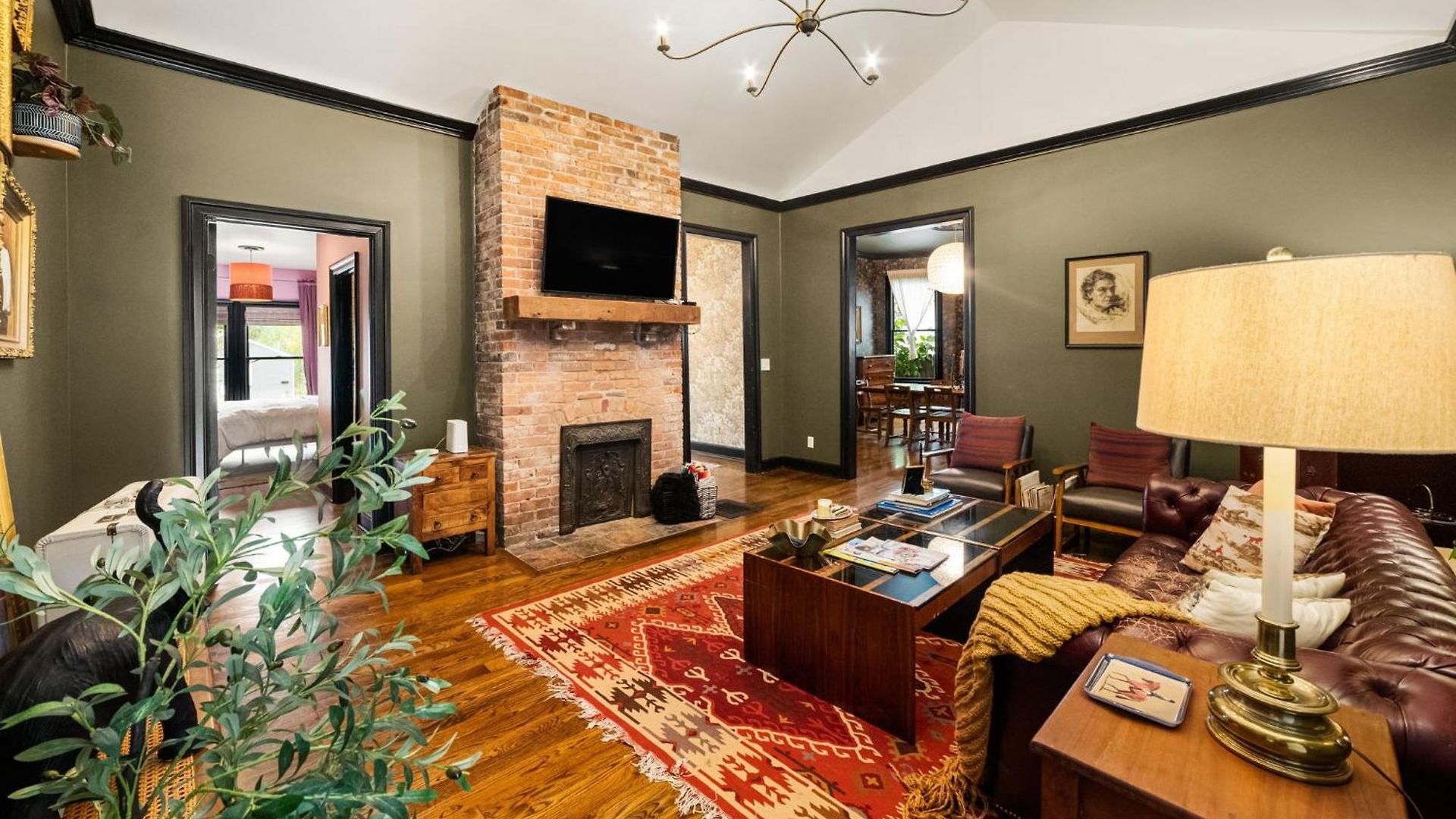 Charming East Mins From Downtown Holiday home