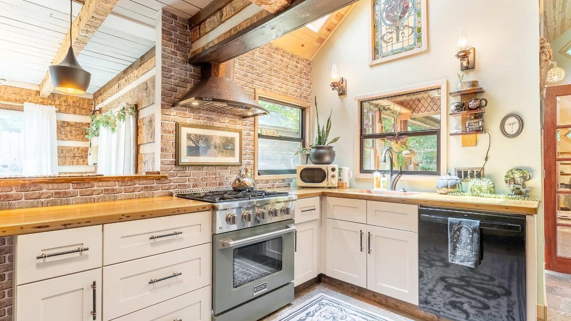 The Magic Cottage- Artsy Escape With Hot Tub & Charm Holiday home Nashville