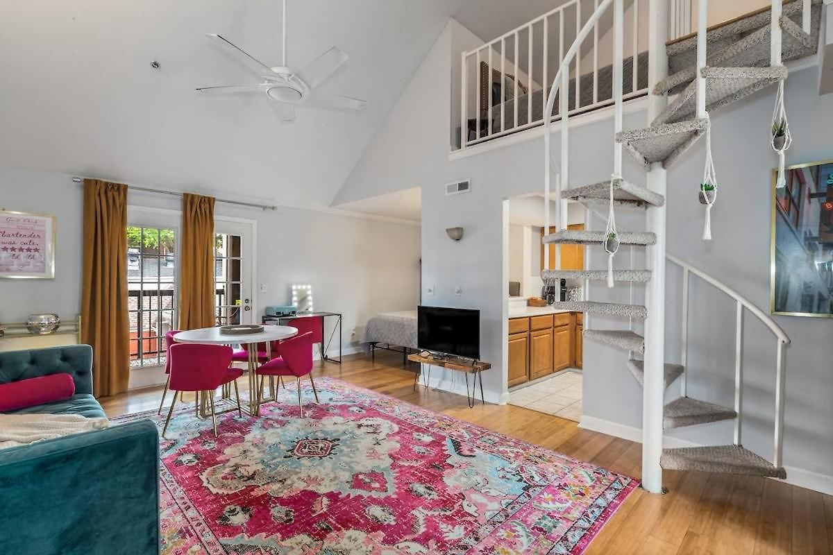 Lainey's Loft By Local Holiday home