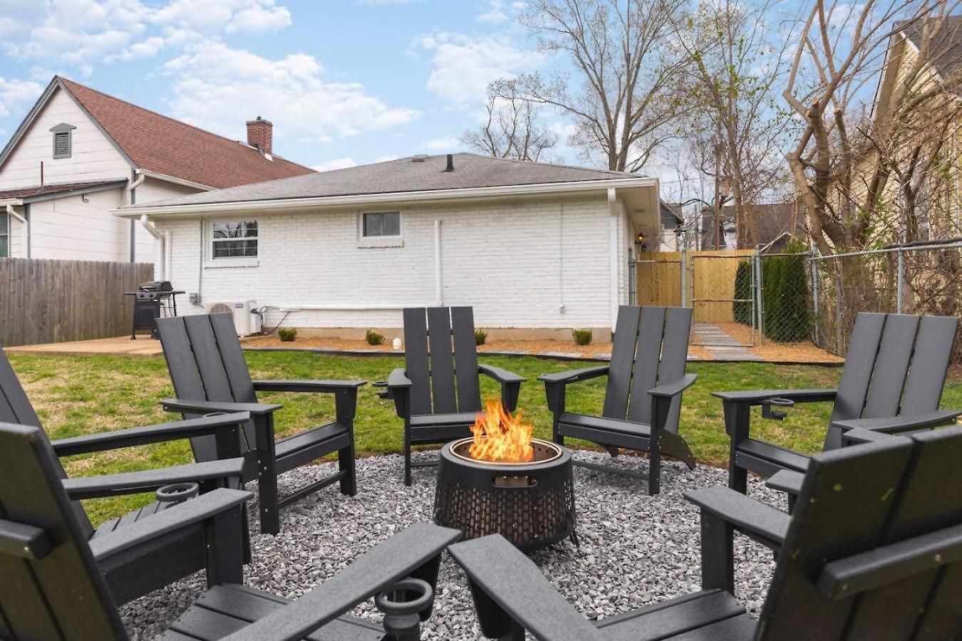 Holiday home With Fenced In Yard And Firepit, Walk To Coffee And Food *