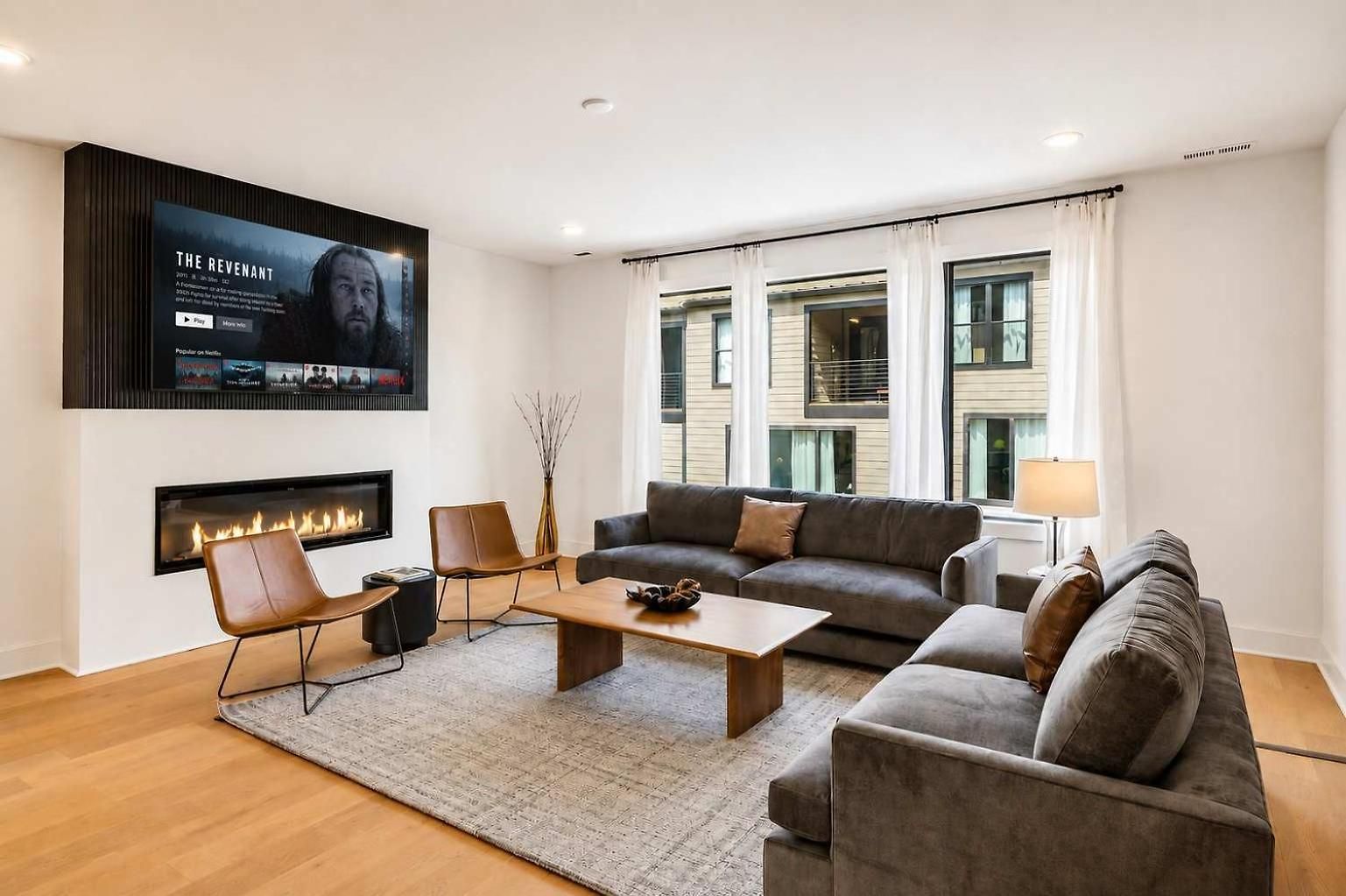 Contemporary Townhome Rooftop Hot Tub & Fireplace Nashville