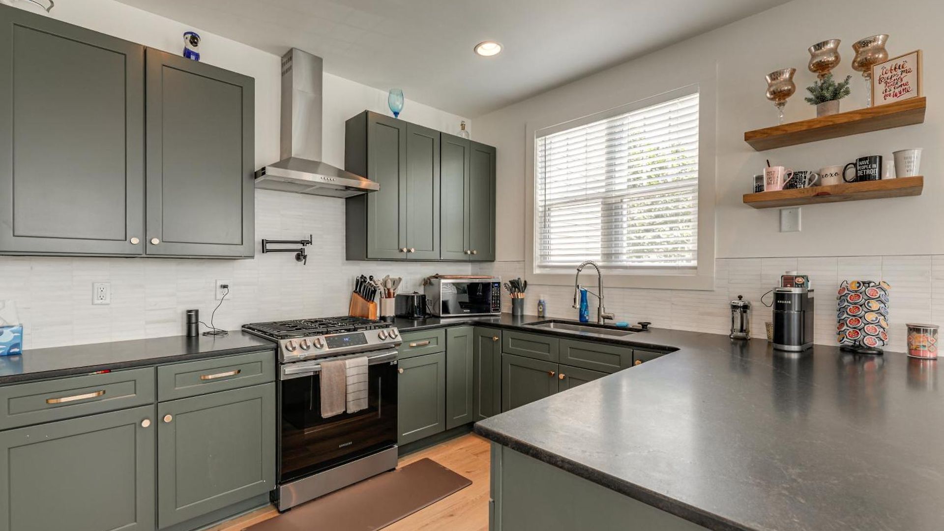 Holiday home 4 Mi To Broadway: Chic Townhome W/ Office!