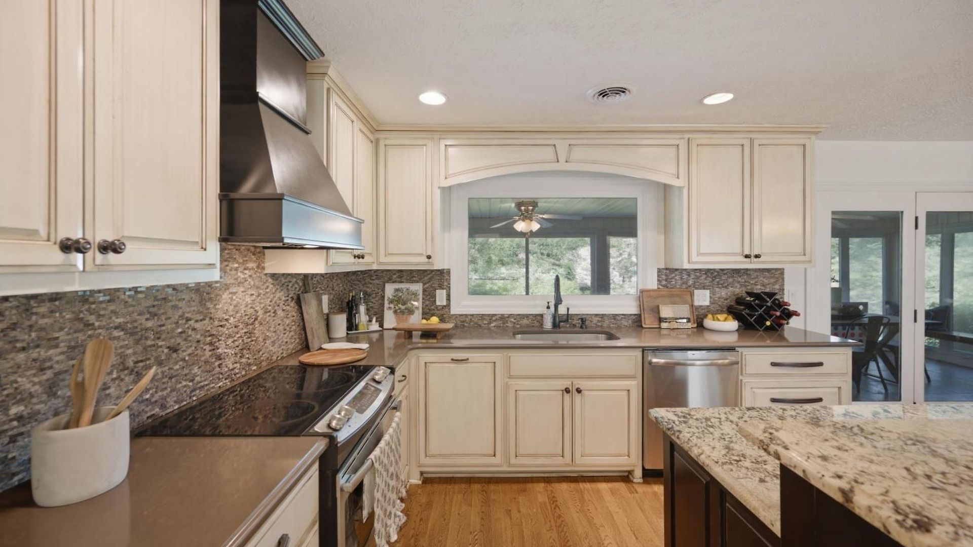 Unwind By The Fireplace In North Holiday home Nashville