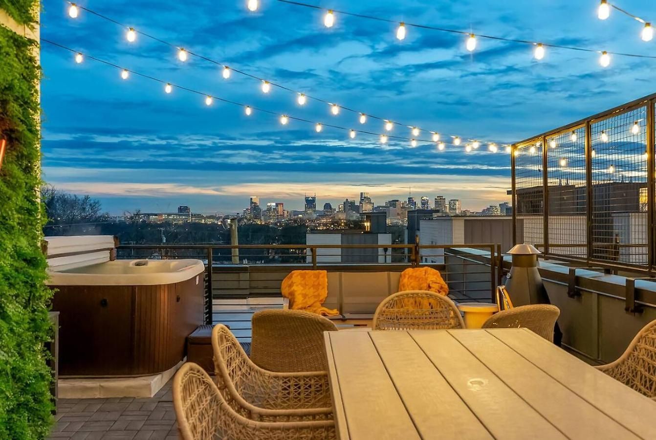 Elegant With Downtown Views Rooftop Hot Tub And Garage Holiday home *