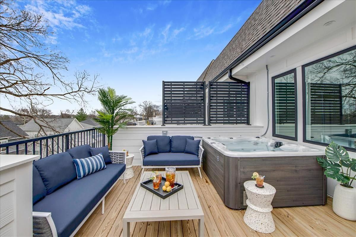 3 Townhomes Hot Tub & Rooftop Decks Holiday home *