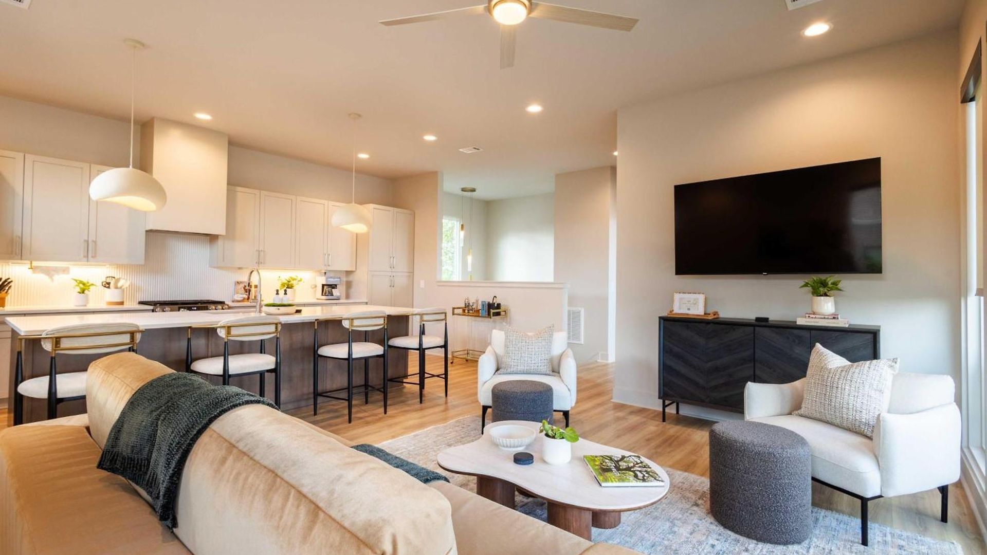 Heated Pool + Hot Tub + Sauna • 7 Min To Broadway *