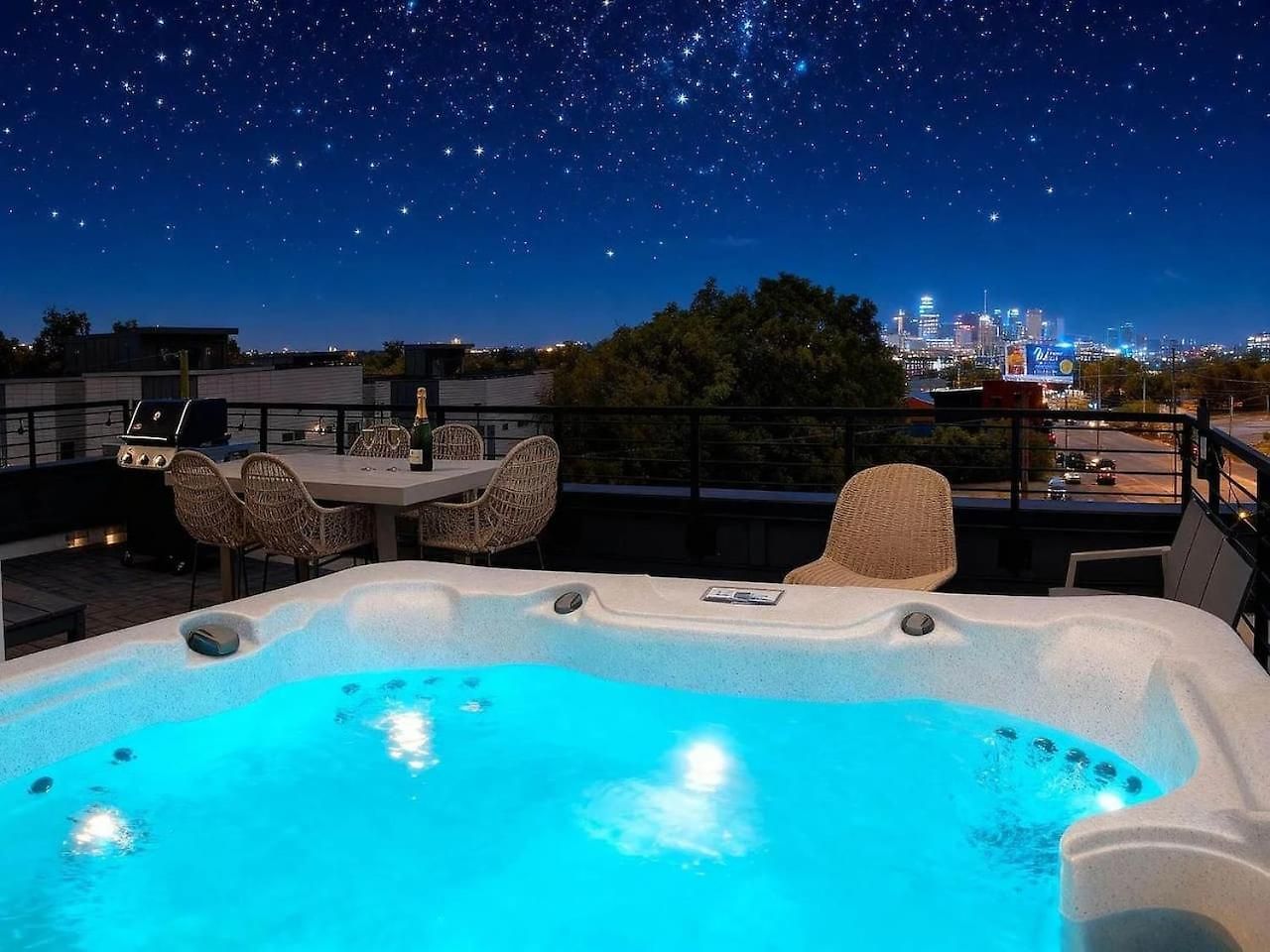 Holiday home Elegant With Downtown Views Rooftop Hot Tub And Garage *