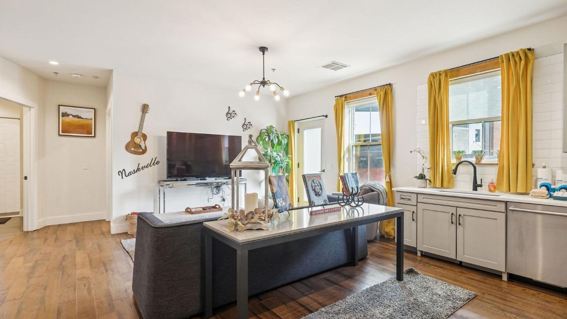 Holiday home Luxury 2br Midtown Near Broadway & Pool *