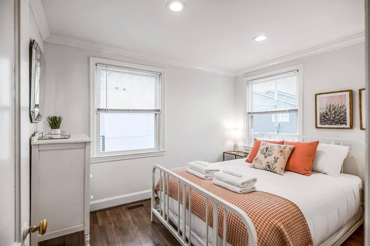 Charming Spacious - 10 Mins To Downtown Holiday home *