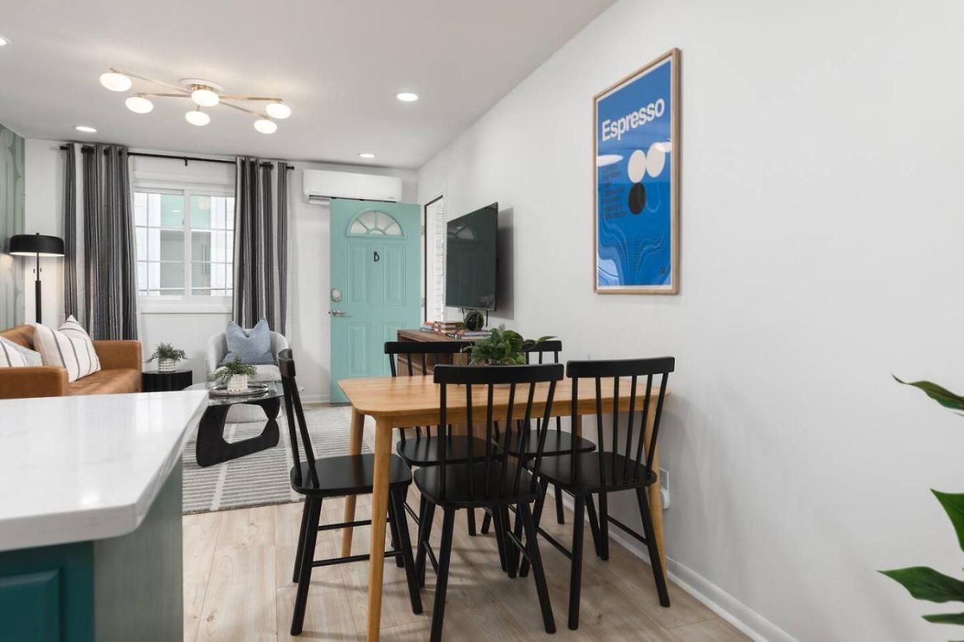 With Fenced In Yard And Firepit, Walk To Coffee And Food Holiday home Nashville