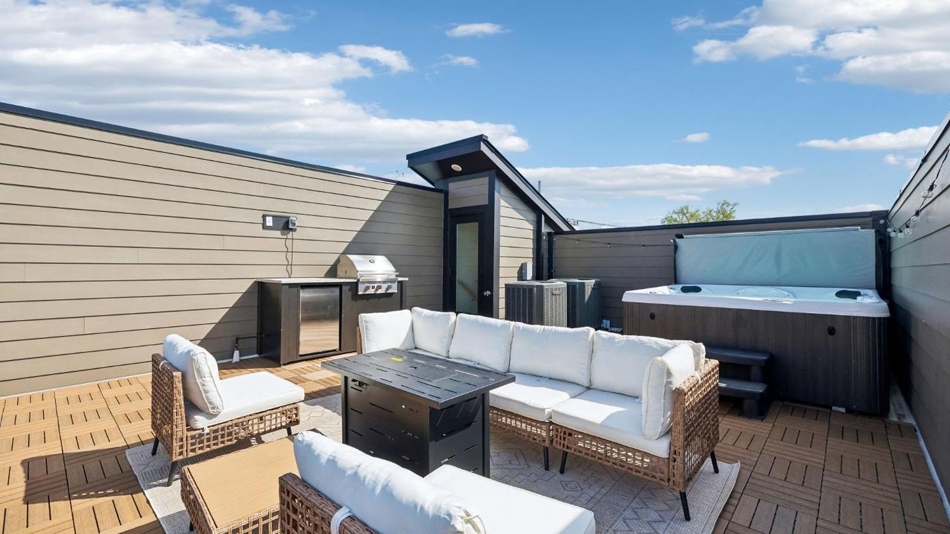 Fancy Townhouse With Rooftop Hot Tub & Fireplace Nashville