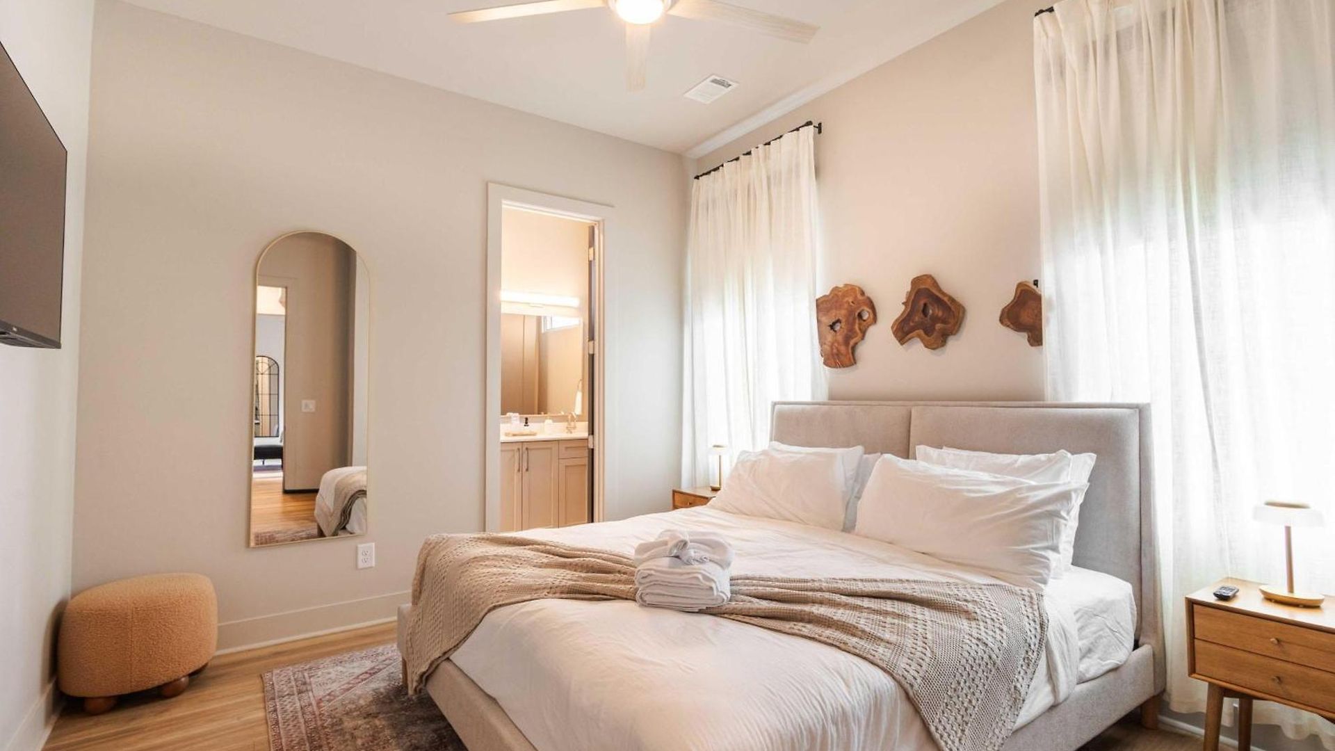 Heated Pool + Hot Tub + Sauna • 7 Min To Broadway Holiday home