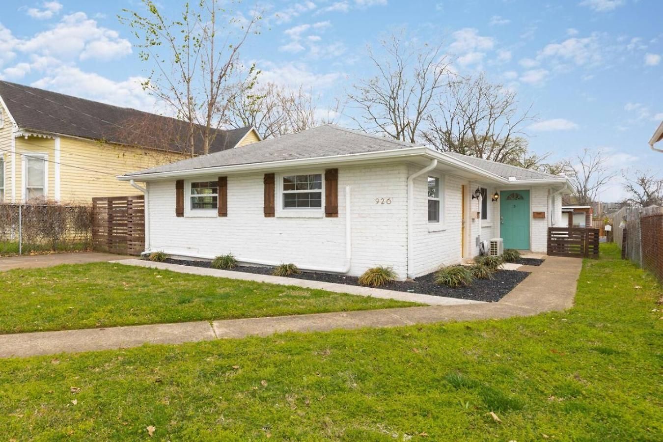 With Fenced In Yard And Firepit, Walk To Coffee And Food Holiday home *