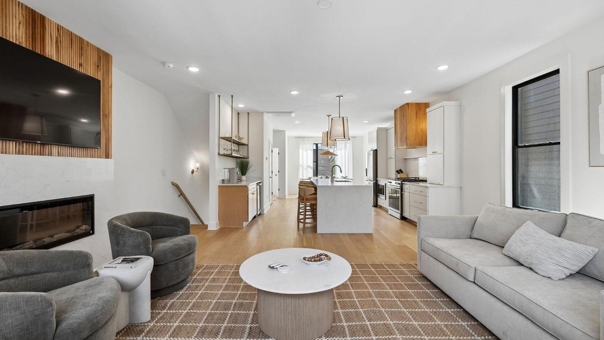 Fancy Townhouse With Rooftop Hot Tub & Fireplace