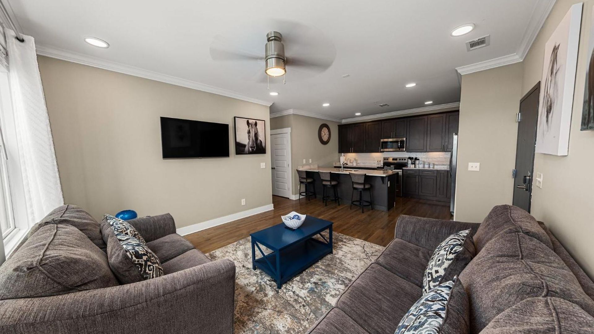 Great Location 2 Bedroom Minutes To Downtown Holiday home *