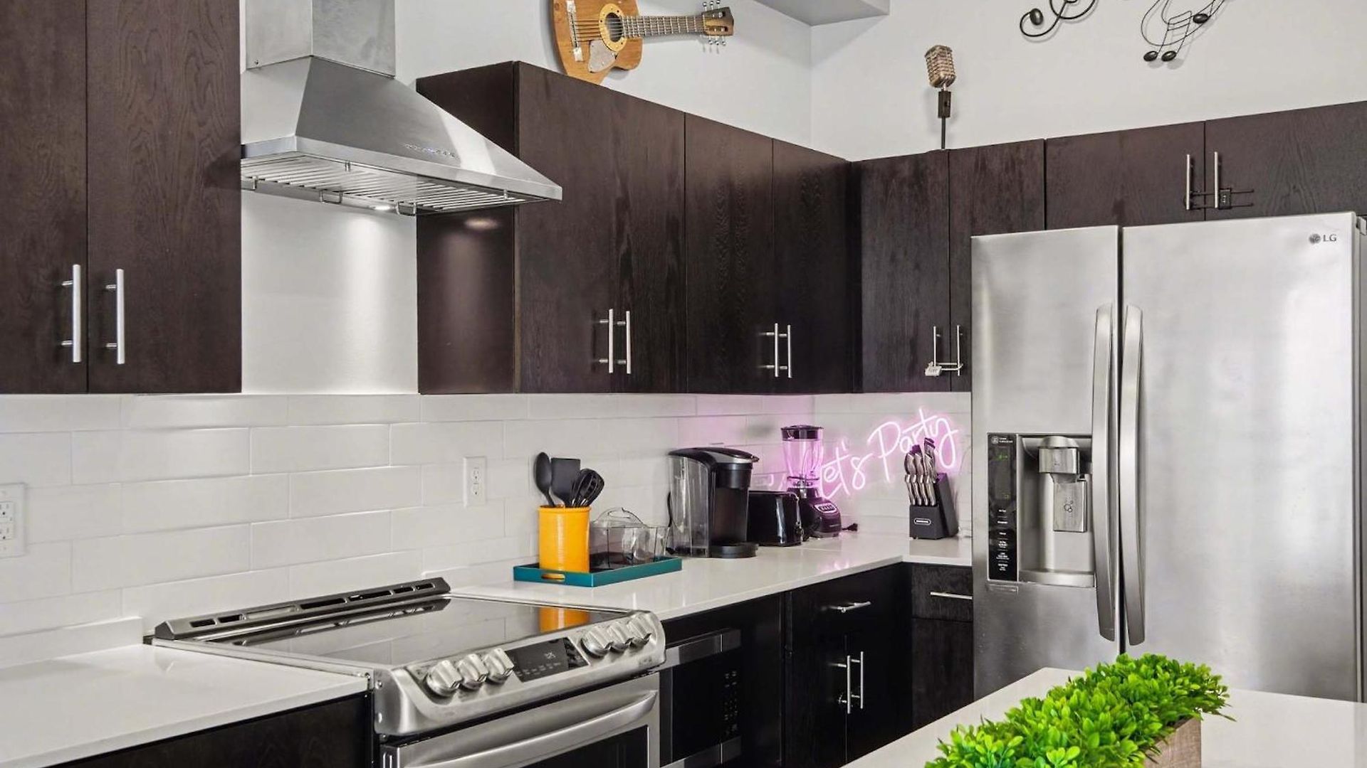 Trendy For 4 W Shared Pool Near The Gulch * Nashville