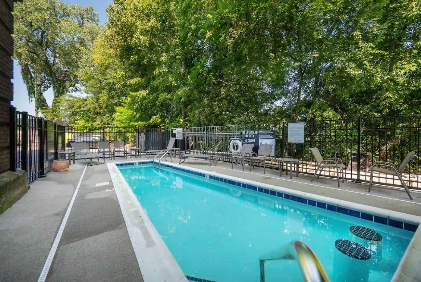 Luxury 2br Midtown Near Broadway & Pool *