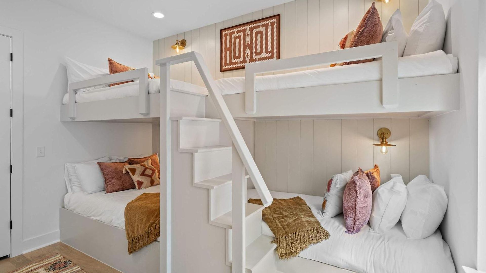 The Velvet Spur - Rooftop Retreat Near Germantown Holiday home