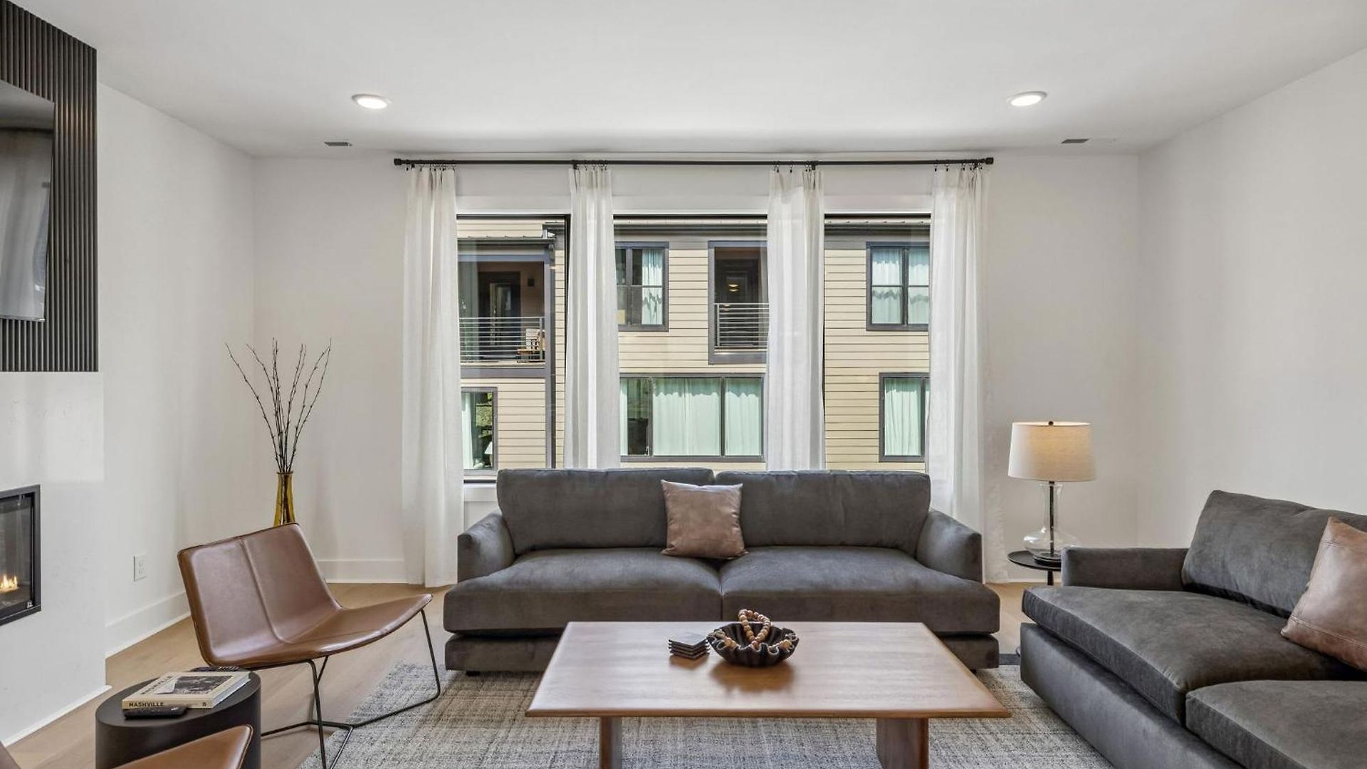 Contemporary Townhome Rooftop Hot Tub & Fireplace Nashville