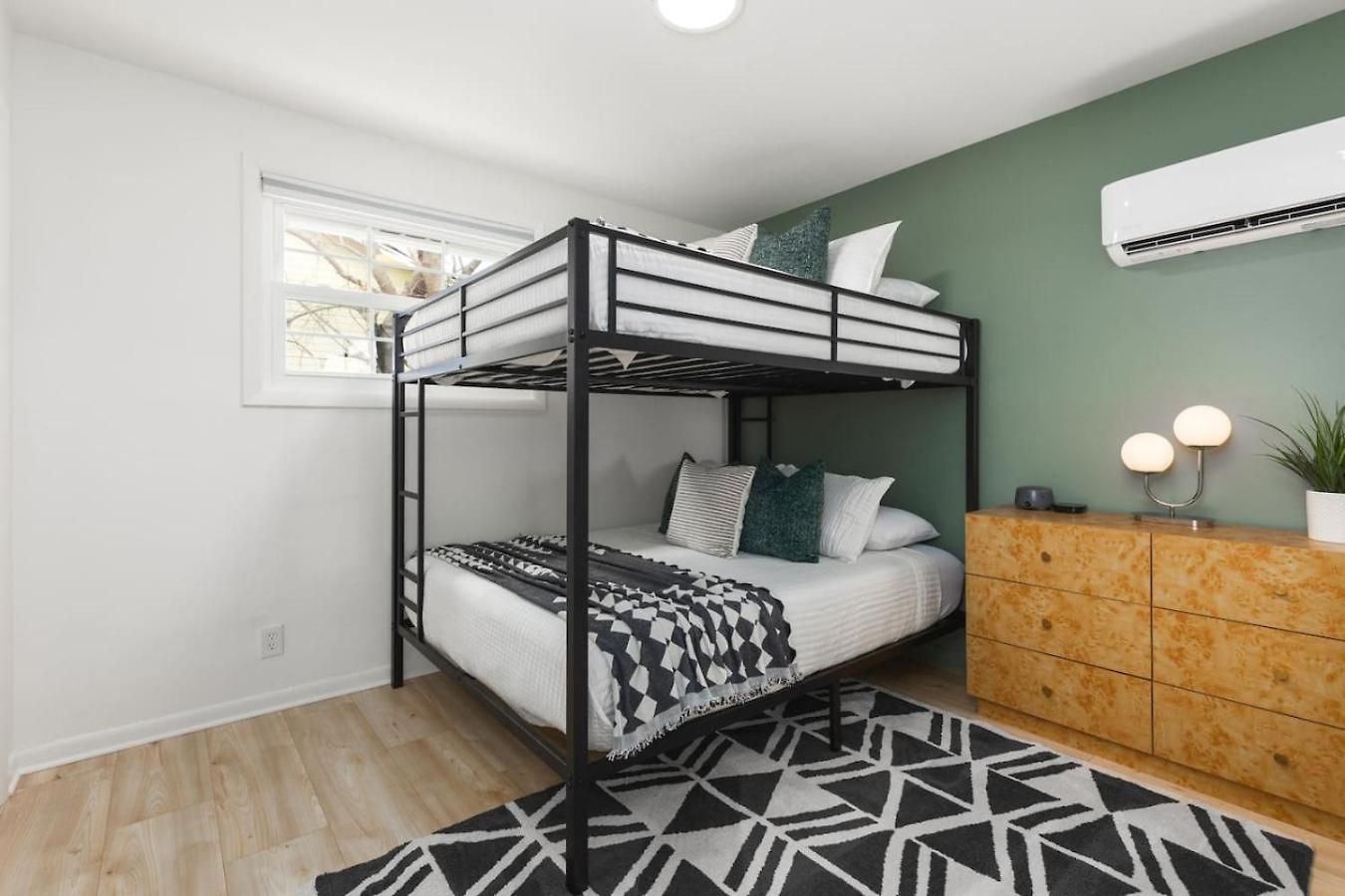 With Fenced In Yard And Firepit, Walk To Coffee And Food * Nashville