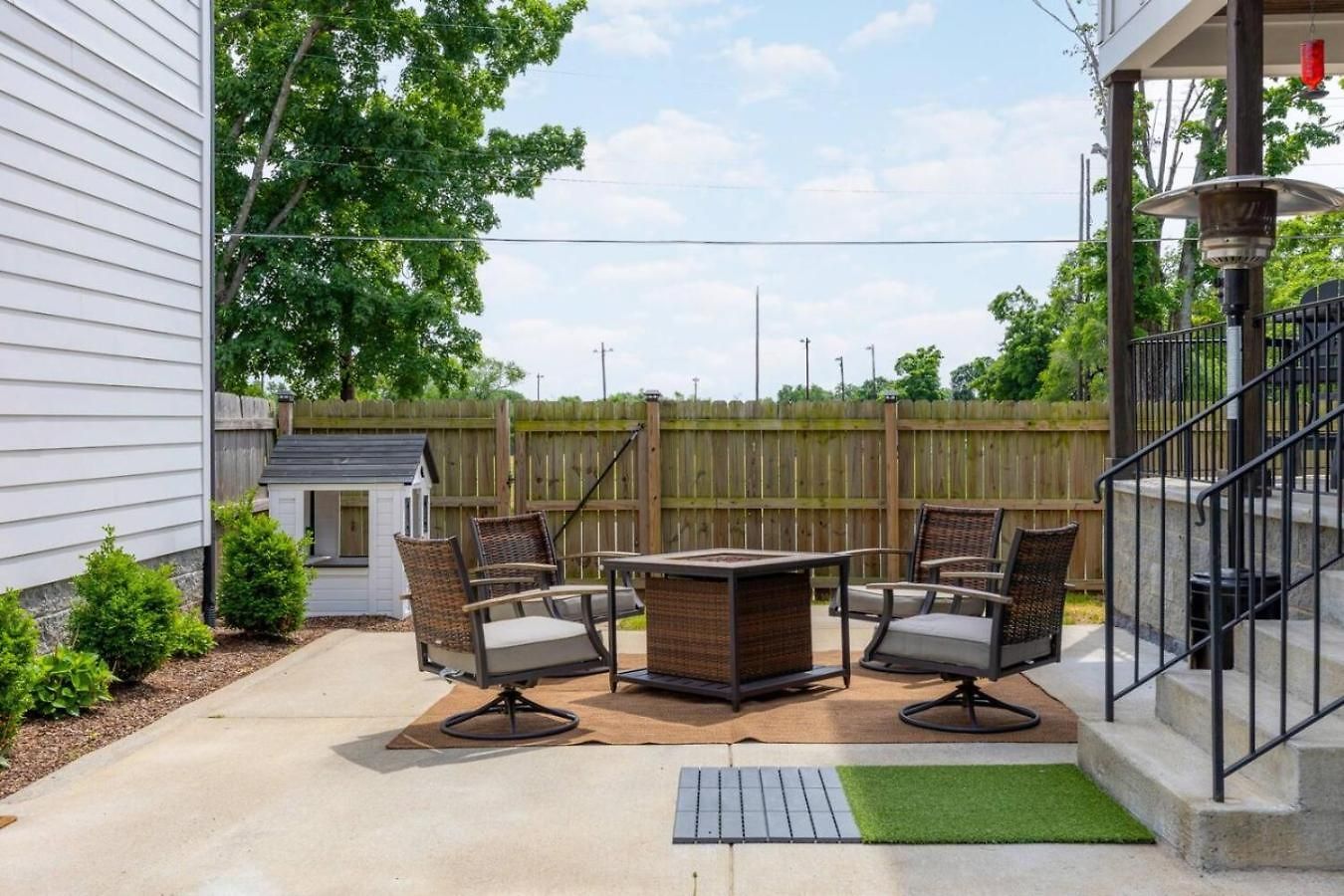House With Rooftop Patio, Next To A Park, 3 Miles To Downtown *