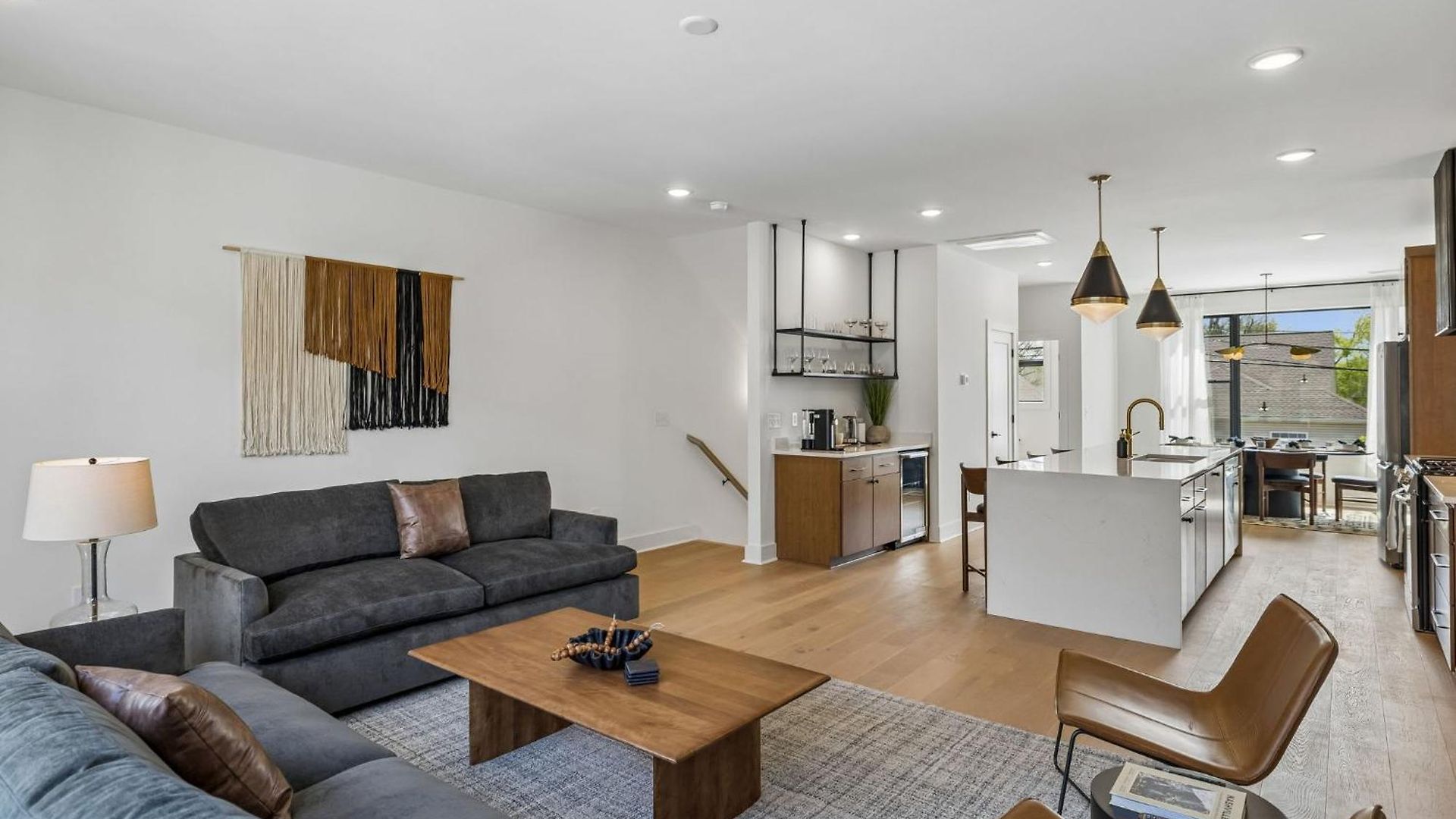 Contemporary Townhome Rooftop Hot Tub & Fireplace Holiday home Nashville
