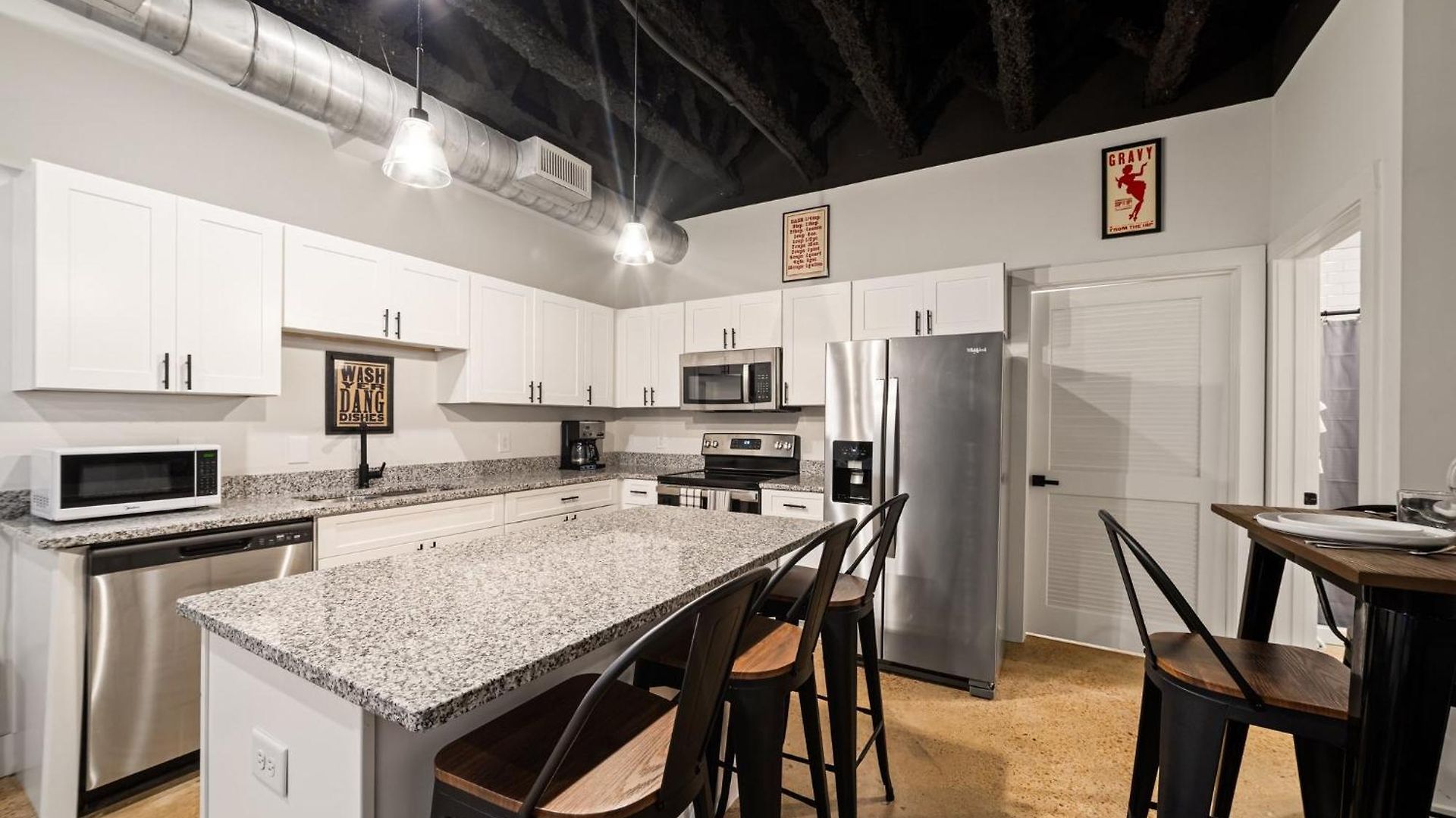 Great Location Short Drive To Downtown Holiday home *
