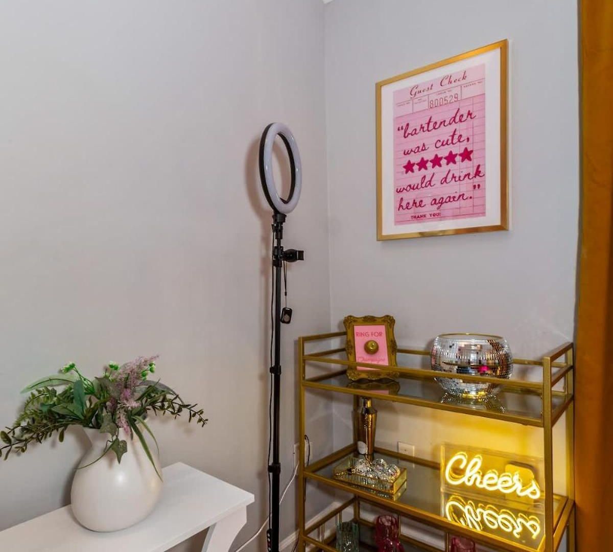 Lainey's Loft By Local Holiday home *