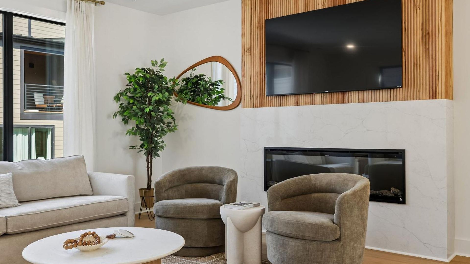 Fancy Townhouse With Rooftop Hot Tub & Fireplace Nashville