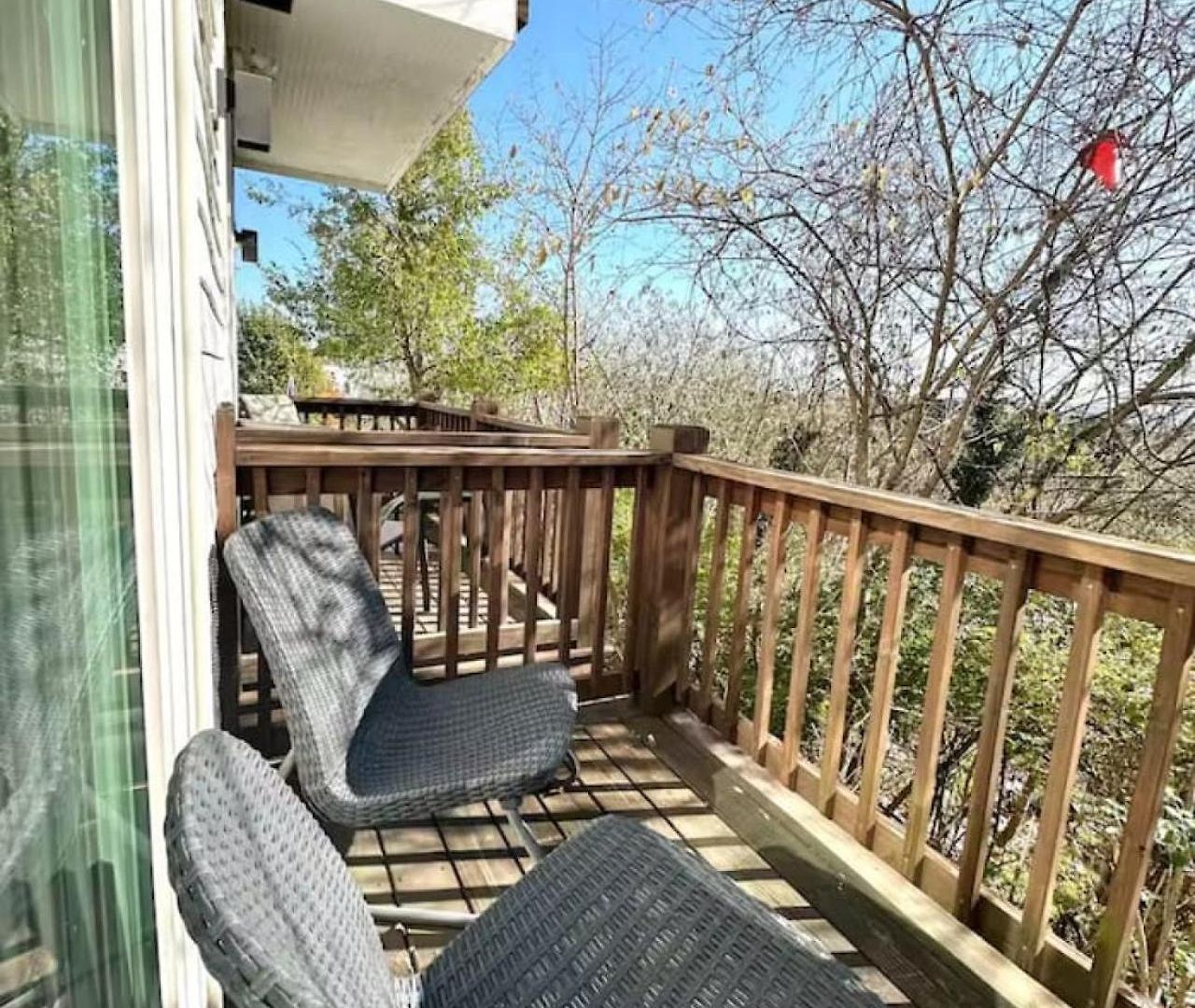 King Bed Near Vandy Honky Tonks And Tsu Holiday home *
