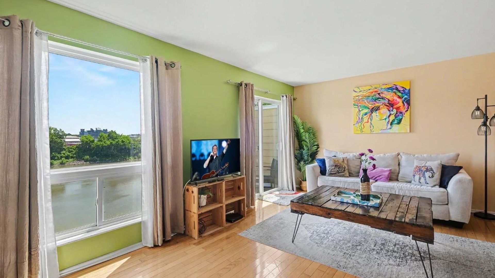 Flow - Pool - River Views - Mins To Broadway Holiday home *