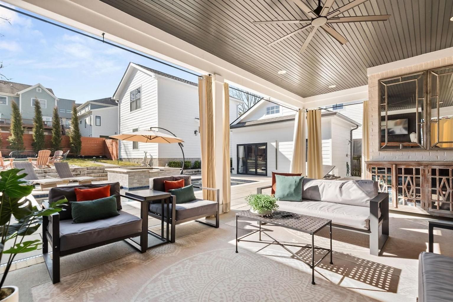 The Blue Note - Luxe Outdoor Retreat & Pool - Close To Downtown Holiday home