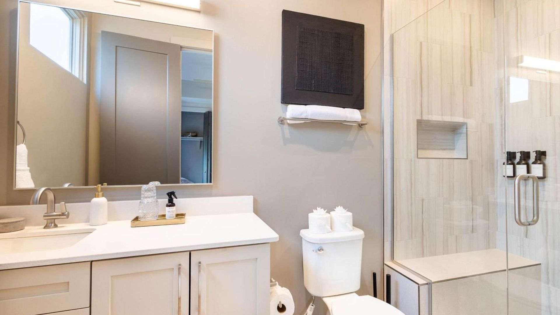 Heated Pool + Hot Tub + Sauna • 7 Min To Broadway *