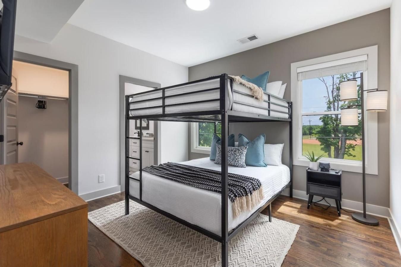 House With Rooftop Patio, Next To A Park, 3 Miles To Downtown