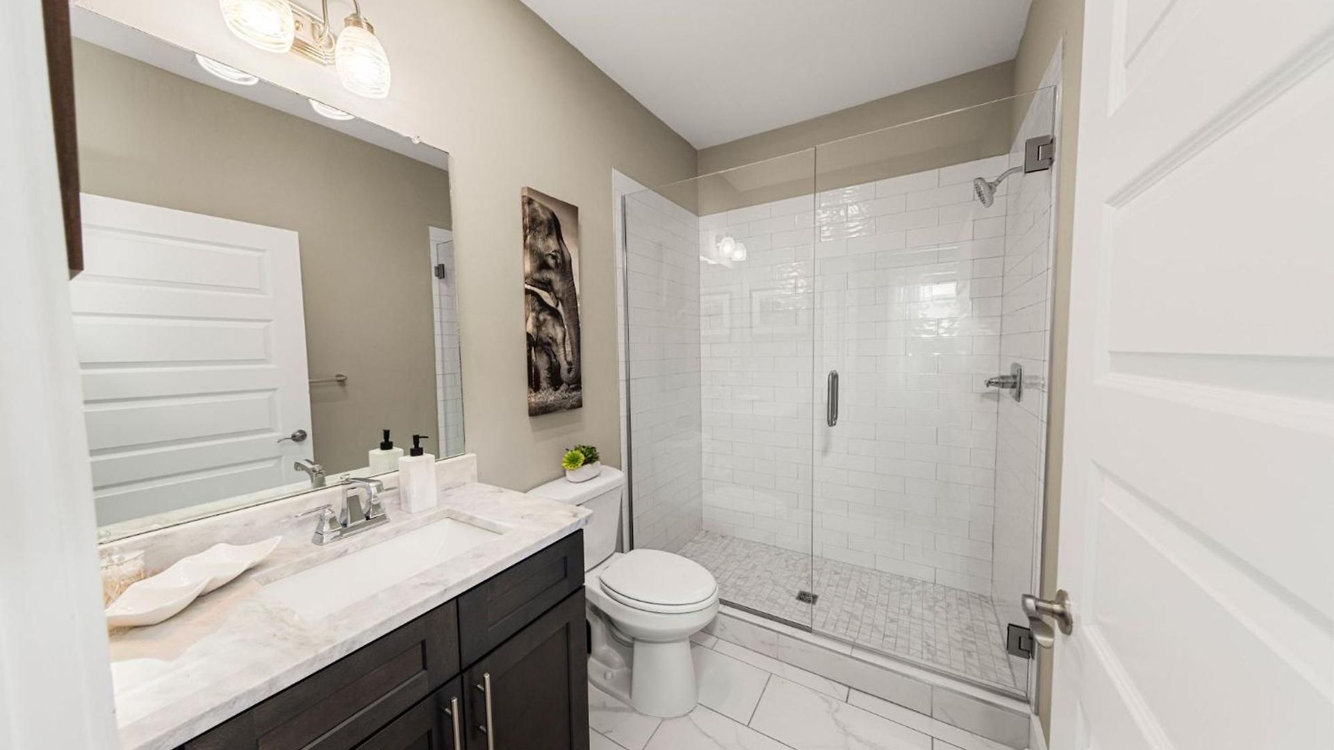 Great Location 2 Bedroom Minutes To Downtown Holiday home *