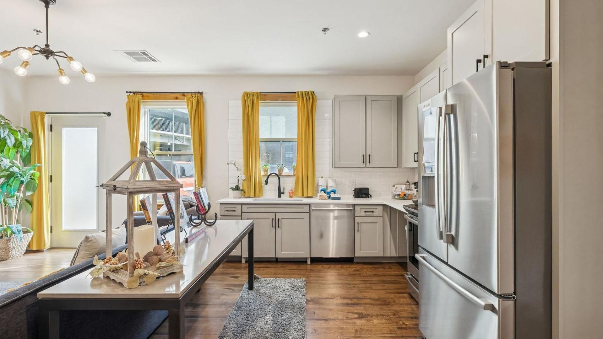 Luxury 2br Midtown Near Broadway & Pool Holiday home