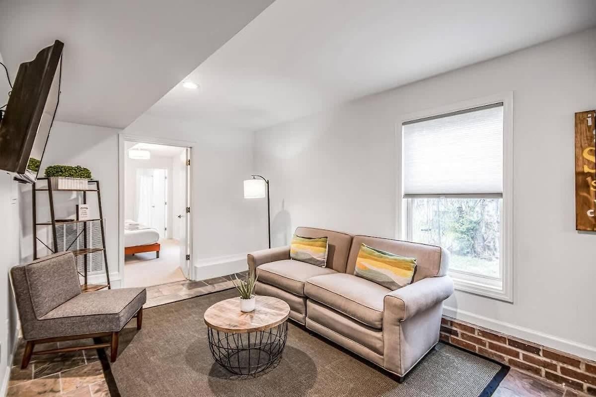 Charming Spacious - 10 Mins To Downtown