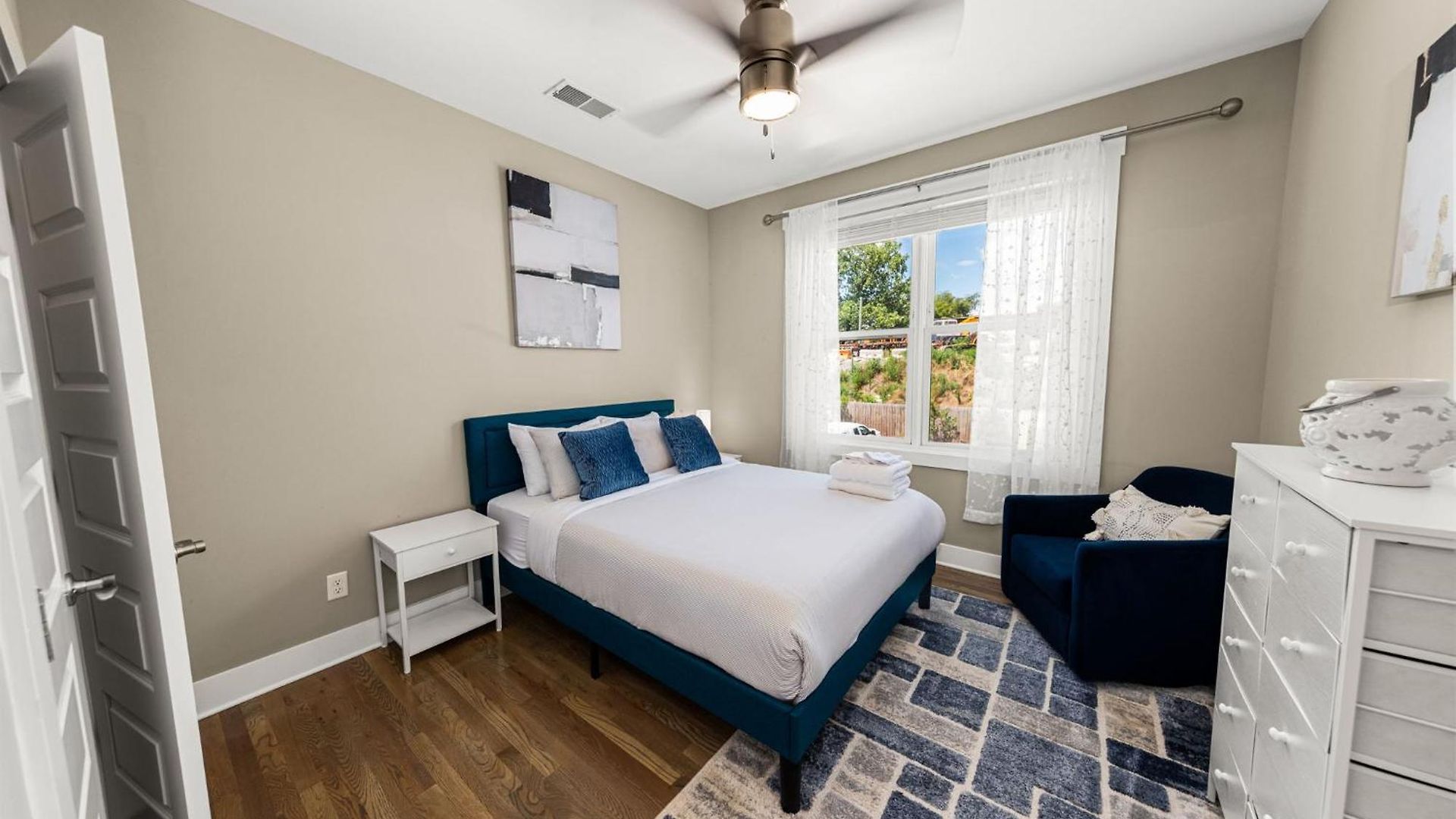 Great Location 2 Bedroom Minutes To Downtown *