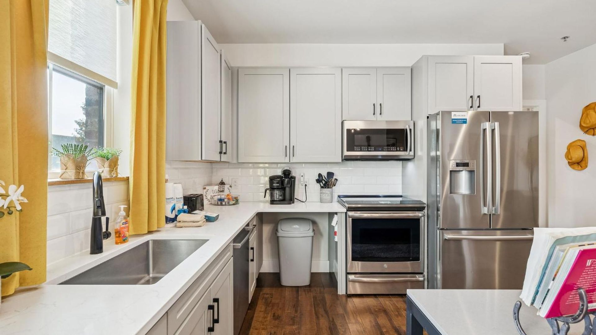 Holiday home Luxury 2br Midtown Near Broadway & Pool *