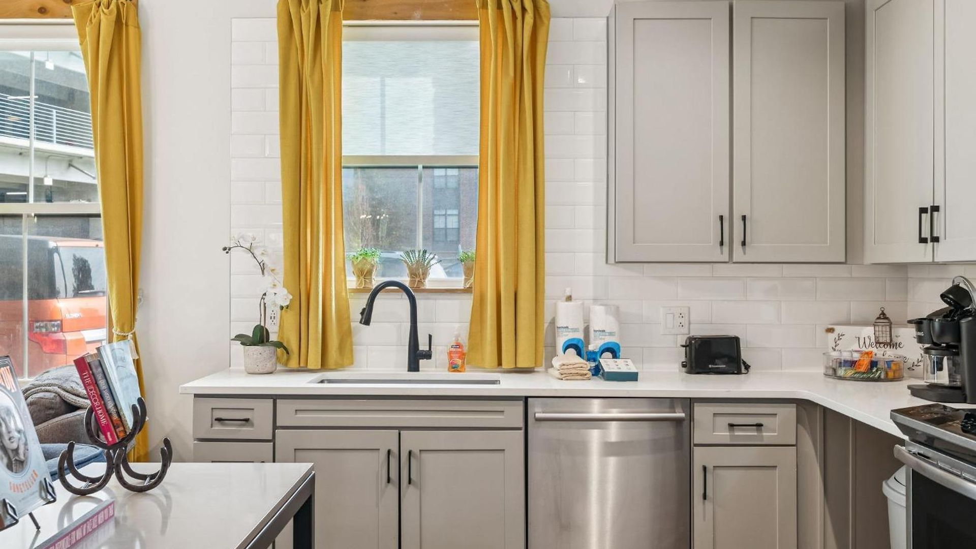 Luxury 2br Midtown Near Broadway & Pool Holiday home *