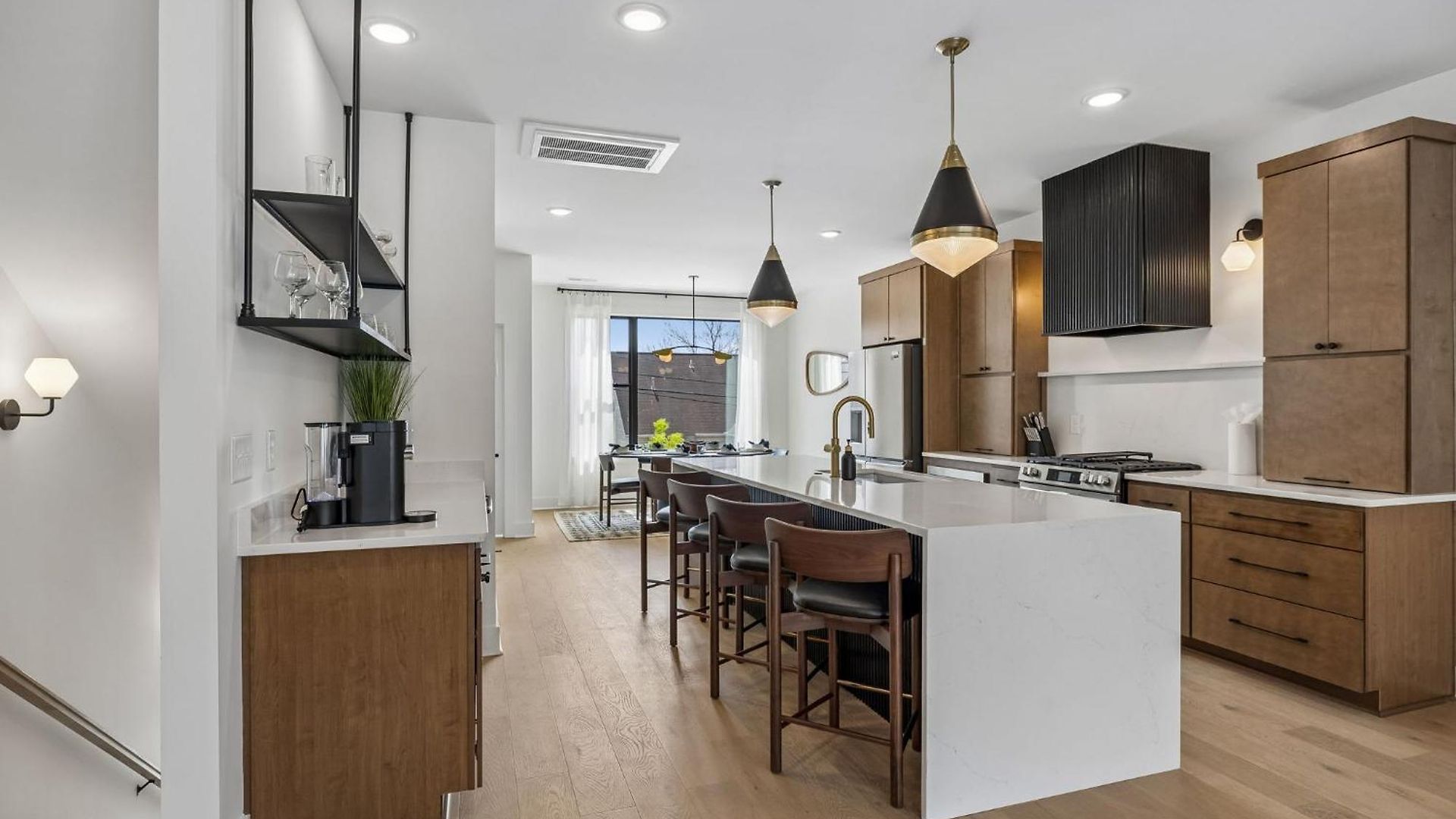 Contemporary Townhome Rooftop Hot Tub & Fireplace Holiday home