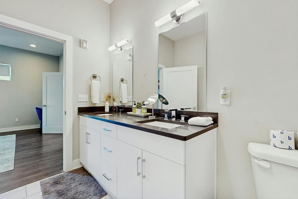 Downtown West End Retreat Near Broadway *