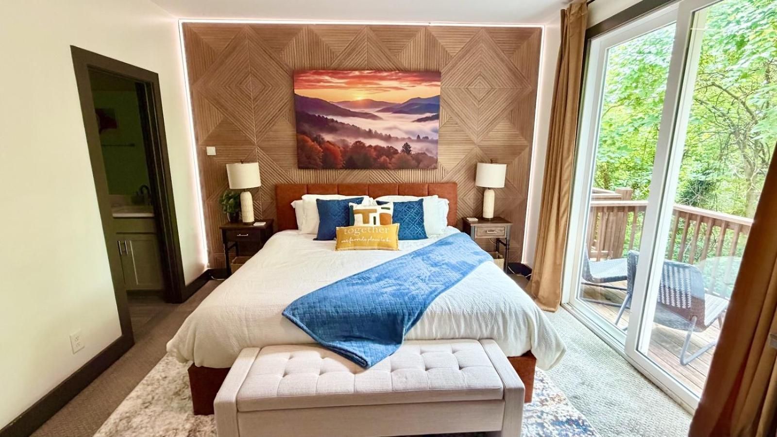 King Bed Near Vandy Honky Tonks And Tsu Holiday home