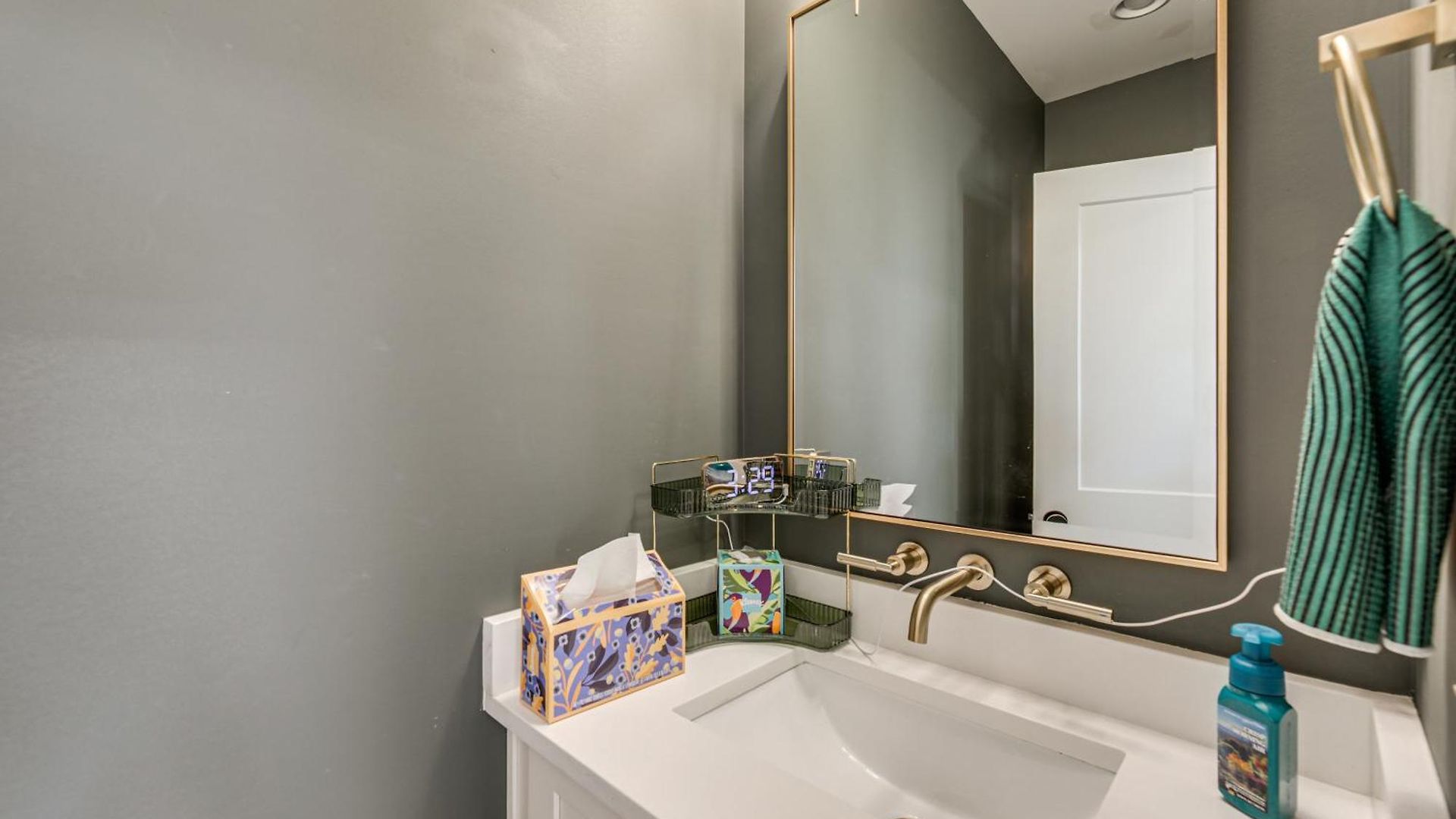 4 Mi To Broadway: Chic Townhome W/ Office! Holiday home